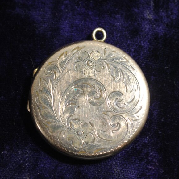 Vintage WWII Sweetheart Engraved Gold-filled Locket Pendant Canadian 1943 - Picture 1 of 10